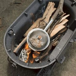 Kikkerland Huckleberry Popcorn Maker - Maak Je Eigen Popcorn - Popcornpan - Kampvuur - Buitenspeelgoed - Buitenspelen - Kamperen -Buitenkampeer Winkel 1200x1200 768