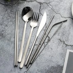 House Of Husk Reisbestek - Reis Bestekset - Chopsticks - Metalen Rietjes Met Borstel - Lepel - Vaatwasserbestendig - RVS - 7 Delig - Zilver -Buitenkampeer Winkel 1200x1200 798