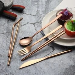House Of Husk Reisbestek - Reis Bestekset - Chopsticks - Metalen Rietjes Met Borstel - Lepel - Vaatwasserbestendig - RVS - 7 Delig - Rose Goud -Buitenkampeer Winkel 1200x1200 813