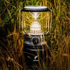 Favour L0944 Retro LED Lantaarn Hoog Vermogen 1300 Lumen, Vintage Design, Tuinlantaarn, Camping Lamp, Stormlantaarn Kleurtemperatuur Instelbaar Warm Wit Tot Koel Wit, Traploos Dimbaar Incl. Kaarslichtstand -Buitenkampeer Winkel 1200x1200 935